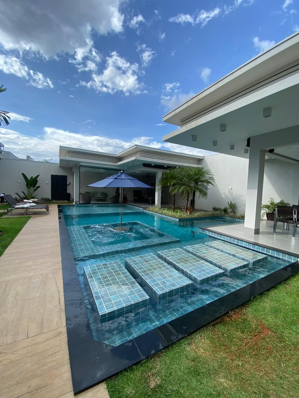 Área de lazer com piscina instalada pela Vitaly Piscinas