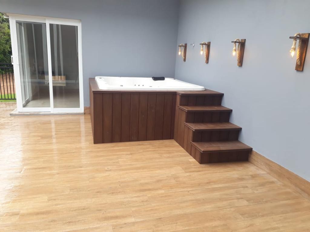 Spa de hidromassagem instalado em área externa