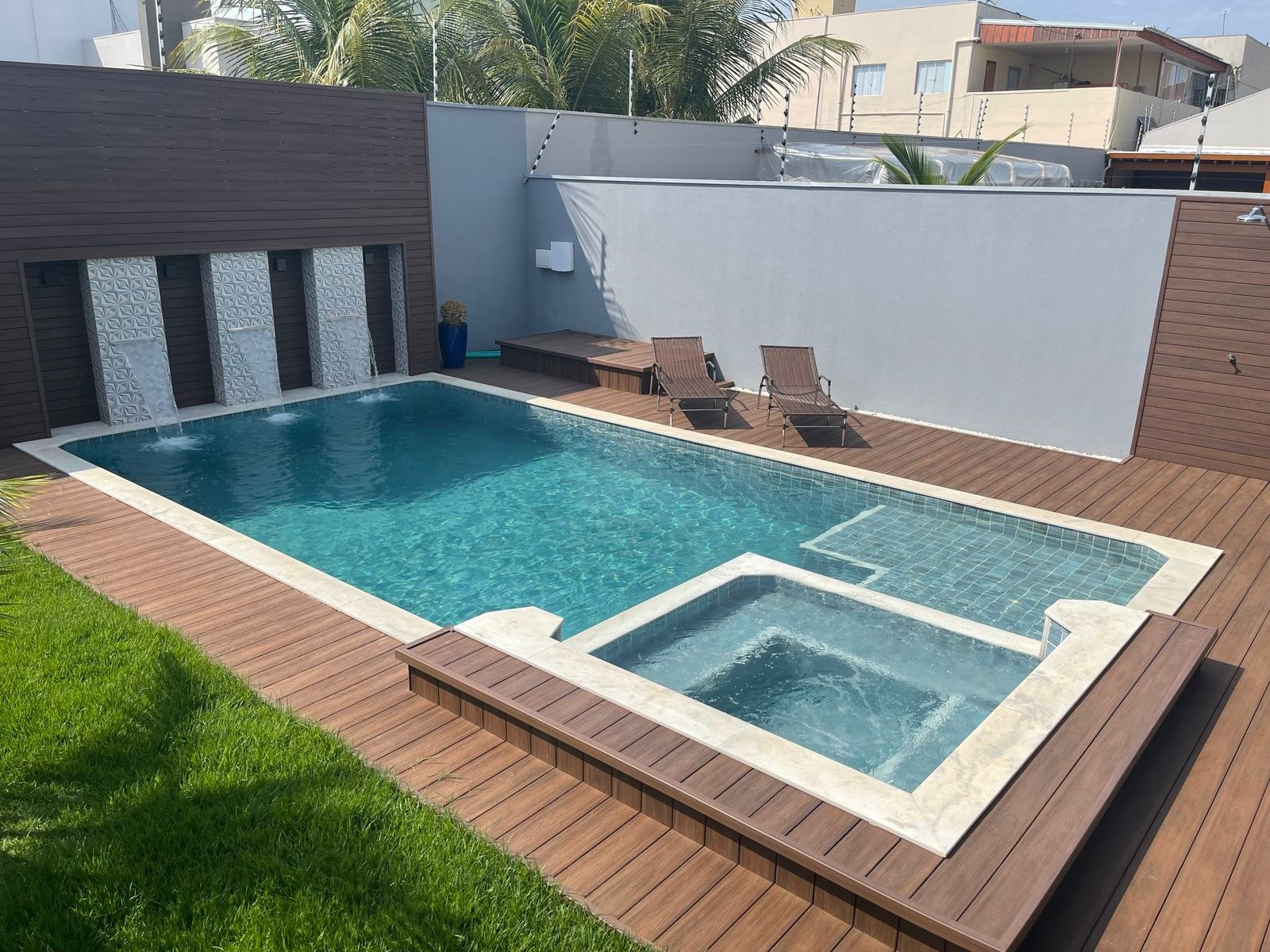 Projeto entregue pela Vitaly Piscinas — Área completa com deck e spa