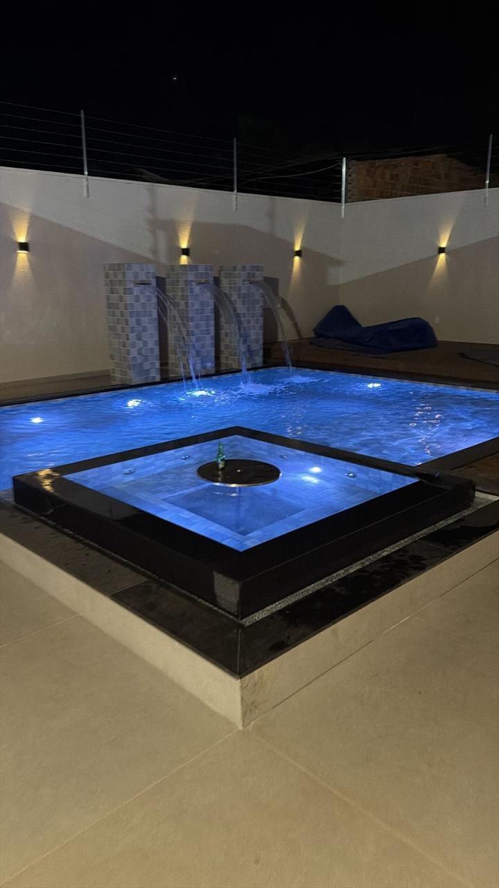 Projeto entregue pela Vitaly Piscinas — Piscina com iluminação noturna