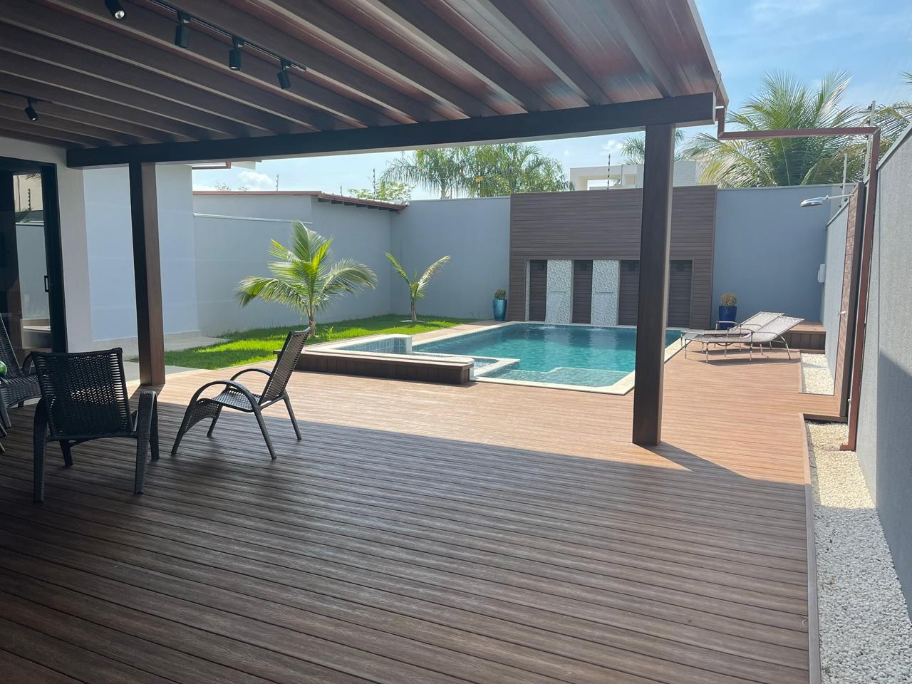 Projeto entregue pela Vitaly Piscinas — Piscina com cascata e equipamentos